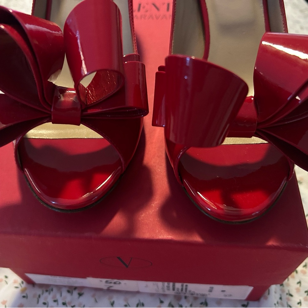 Valentino Garavani Red Patent Leather Bow Peep-Toe Pumps - Picture 2 of 8